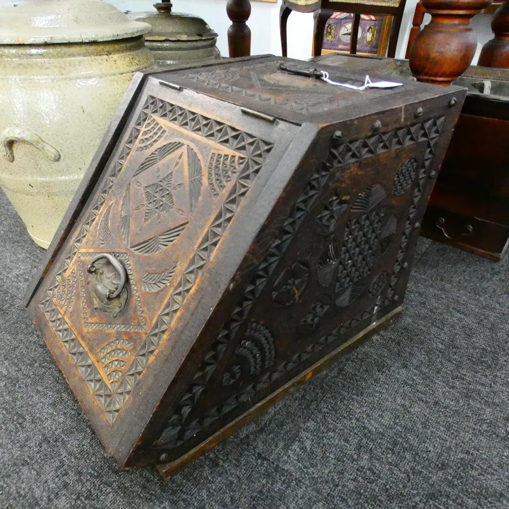 VINTAGE CHIP CARVED WOOD BOX 350x500x370mm Image 1++