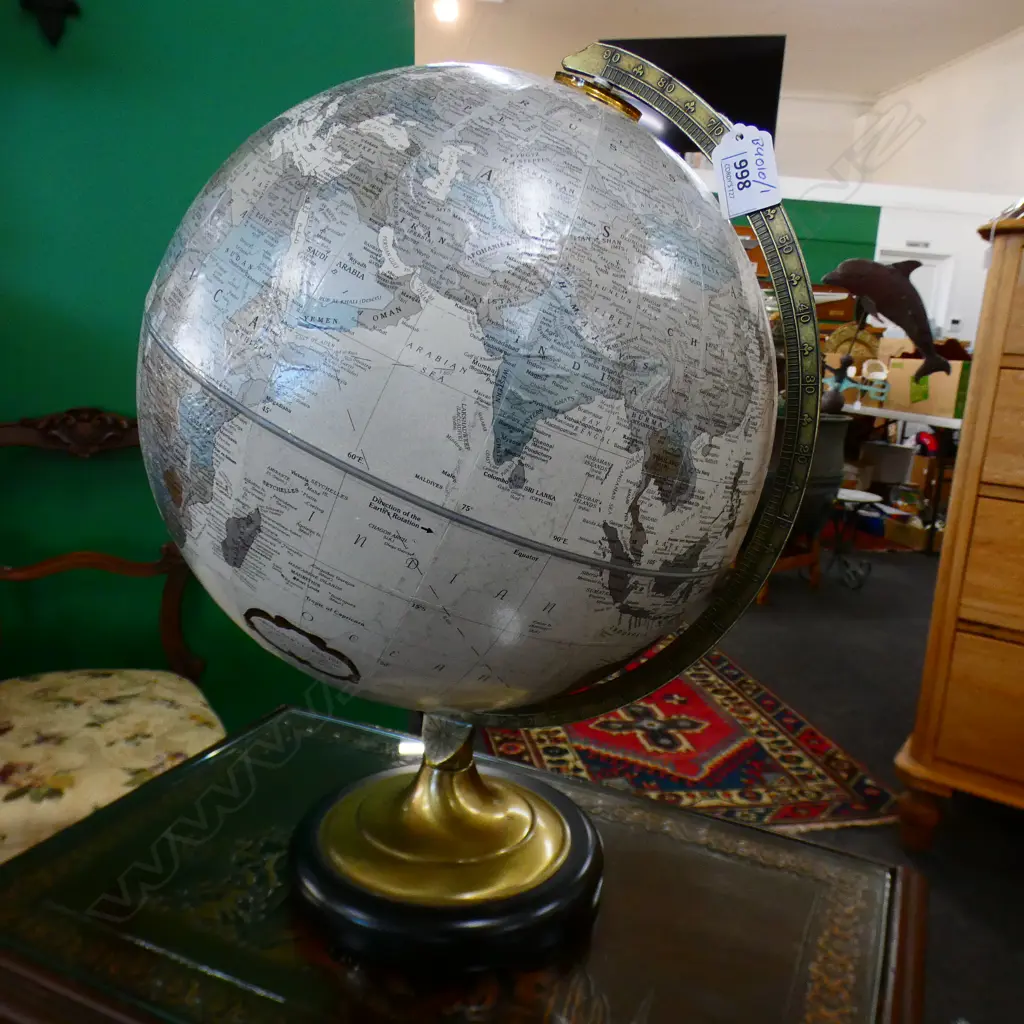 WORLD GLOBE ON STAND Image 1++