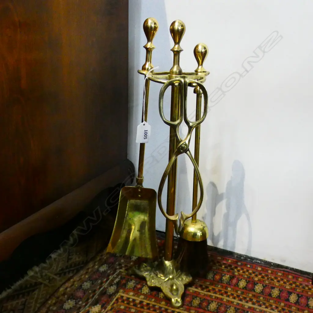 REPRODUCTION BRASS FIRESIDE SET Image 1++