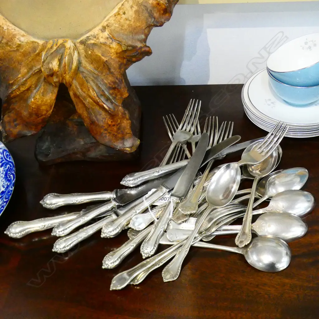 S/PLATE PART CUTLERY SET; KNIVES, FORKS, SOUP & DESSERT SPOONS Image 1++
