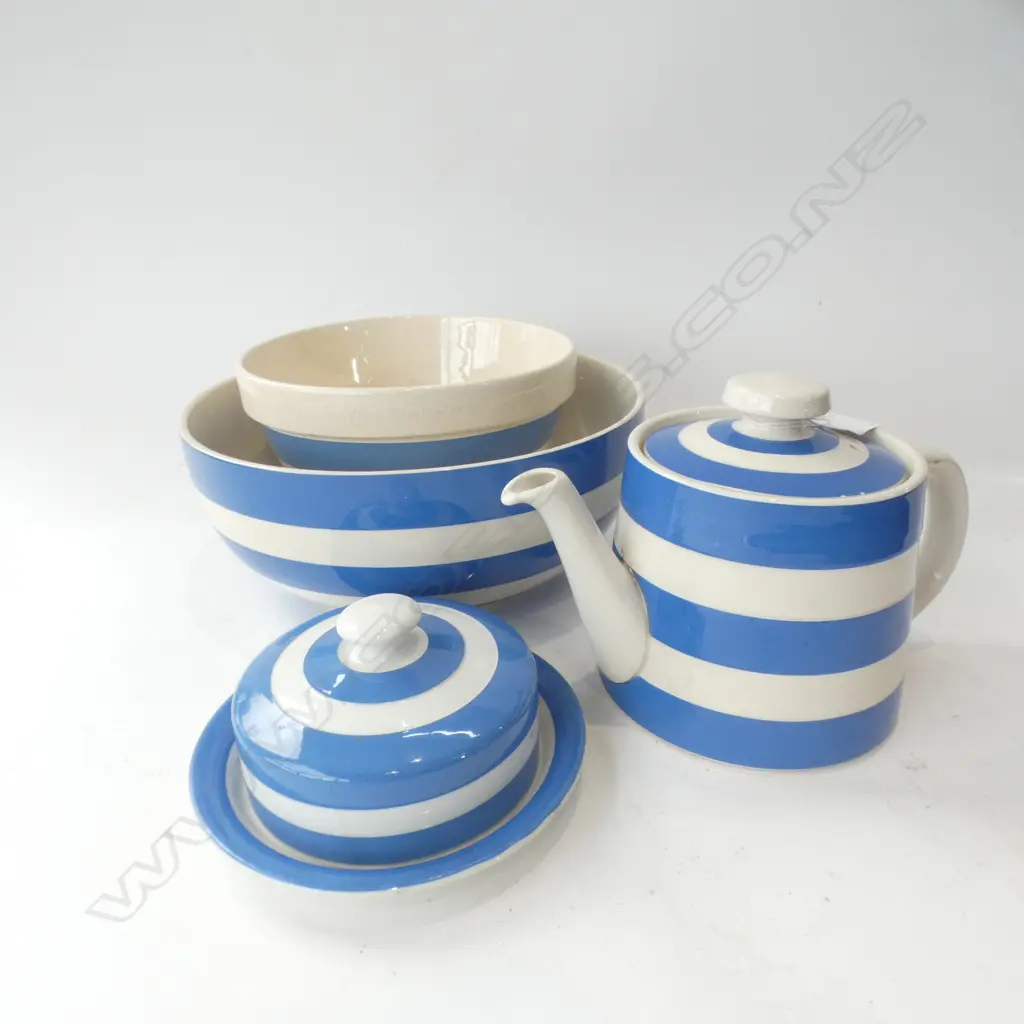 4 PCES CORNISH WARE; 2 MIXING BOWLS, TEAPOT & LIDDED BUTTER PLATE Image 1++
