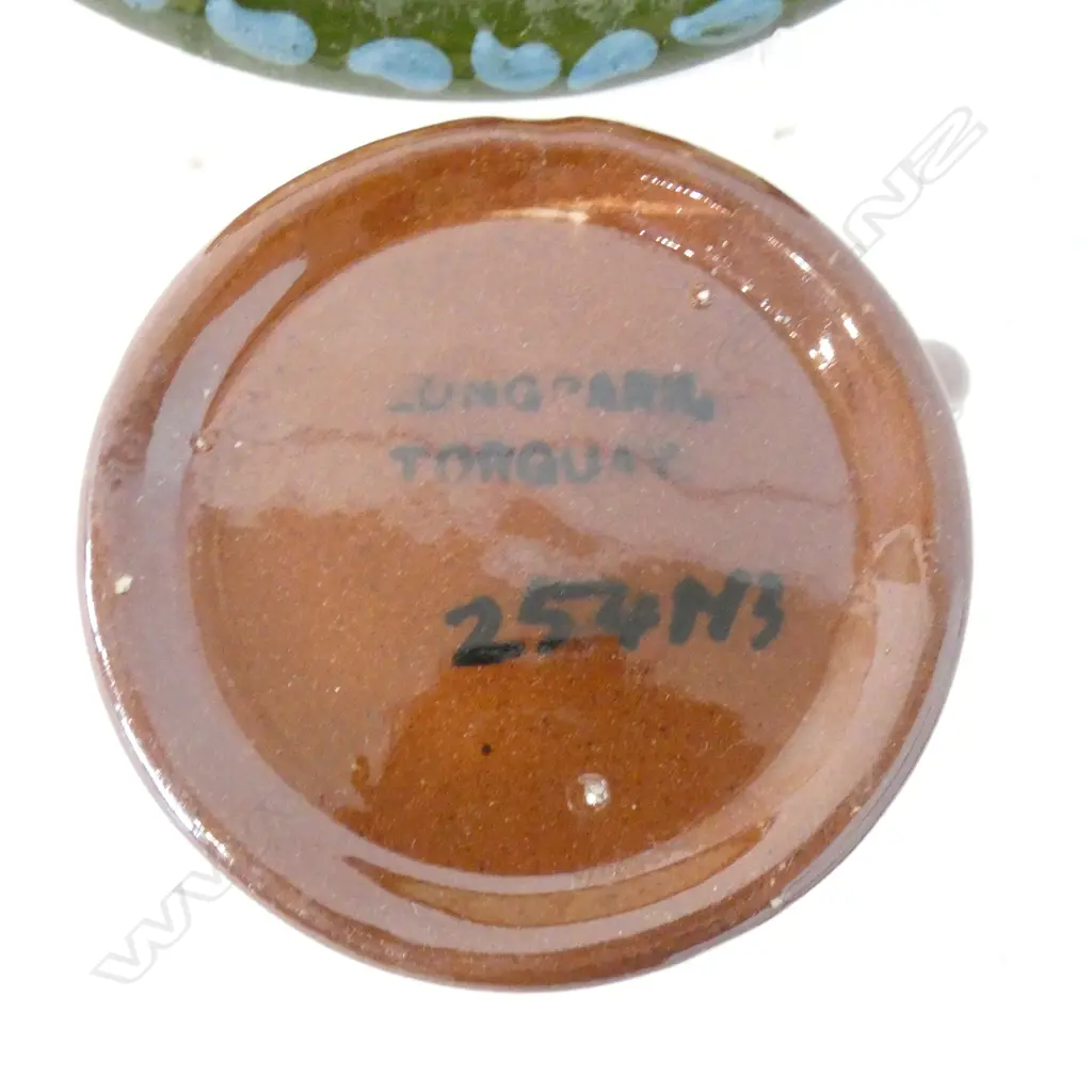 TORQUAYWARE BLACK ROOSTER PLATE (DIA. 50mm) & SM JUG, H. 14mm Image 1++