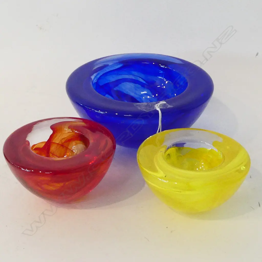 3 KOSTA BODA COLOURED CRYSTAL BOWLS 170mm dia Image 1++