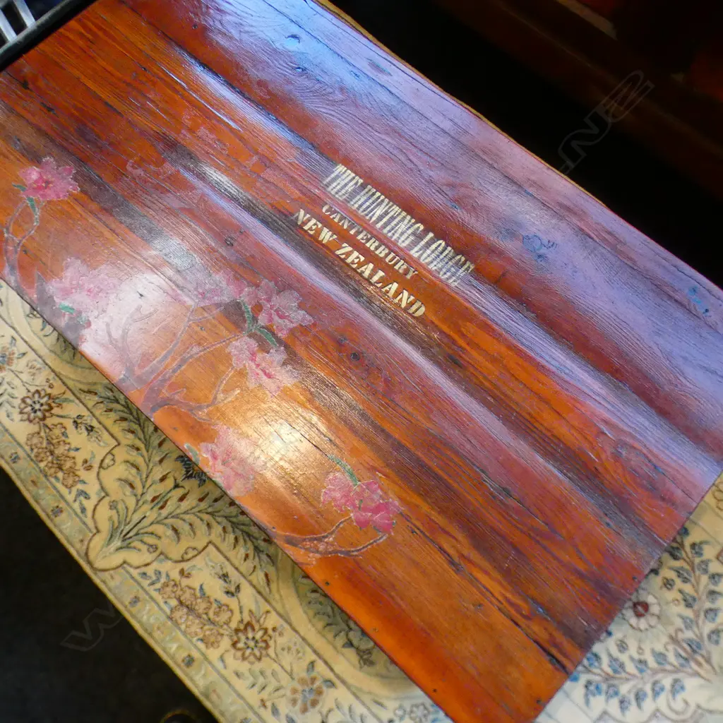 WOODEN TRUNK w. STENCIL 'THE HUNTING LODGE' 990x560x480mm Image 1++