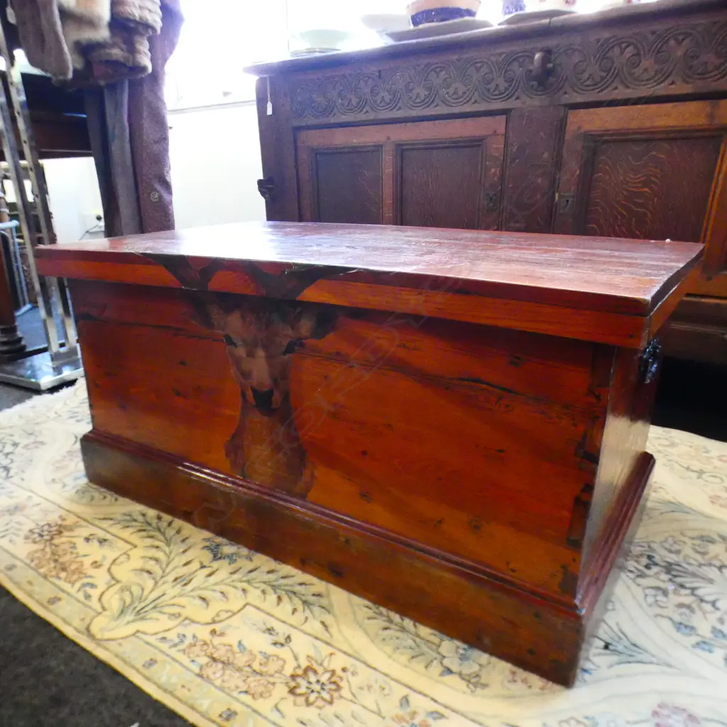 WOODEN TRUNK w. STENCIL 'THE HUNTING LODGE' 990x560x480mm Image 1++