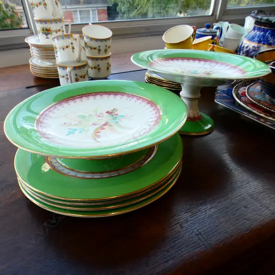 6 PCES HAND PAINTED VICTORIAN CHINA; GREEN BORDER; 4 PLATES + 2 COMPORTS 225mm dia