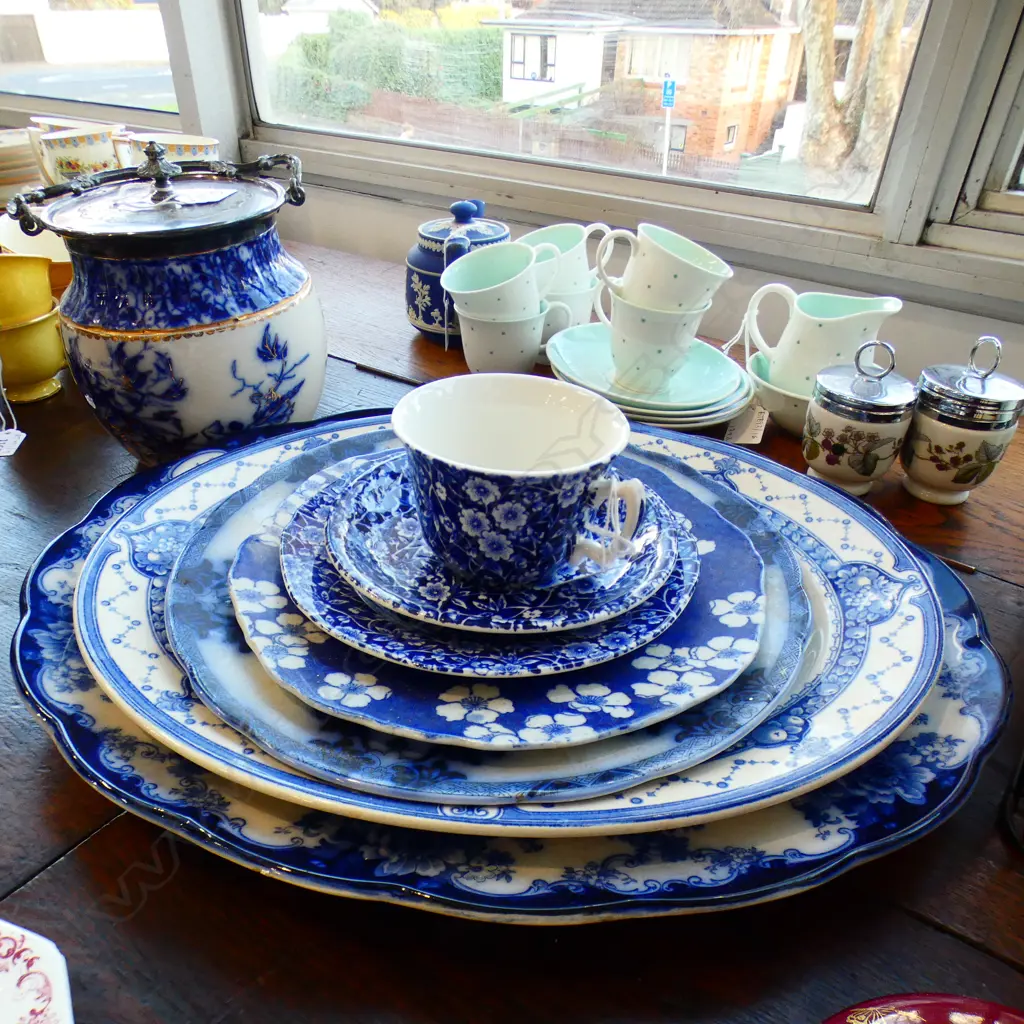 8 PCES B/W CHINA; 2 ASHETTES, 2 PLATES, TRIO + BISCUIT BIN Image 1++