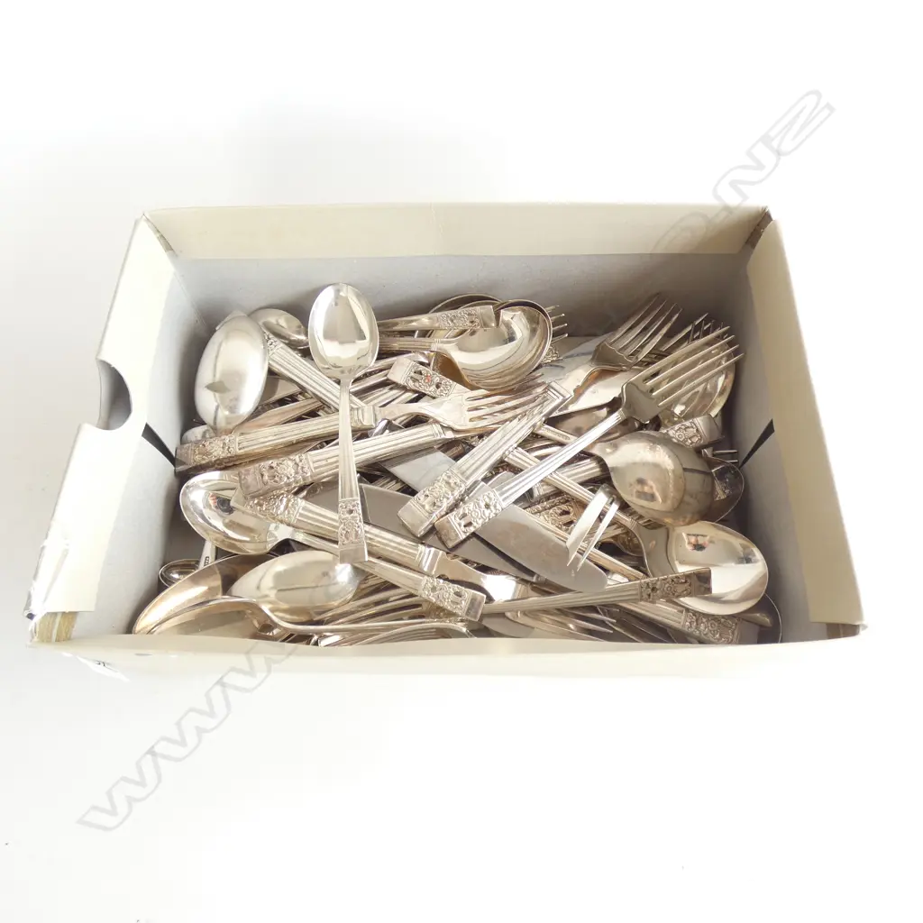 GOOD BOX LOT SILVER PLATE CUTLERY / MAINLY COMMUNITY PLATE Image 1++
