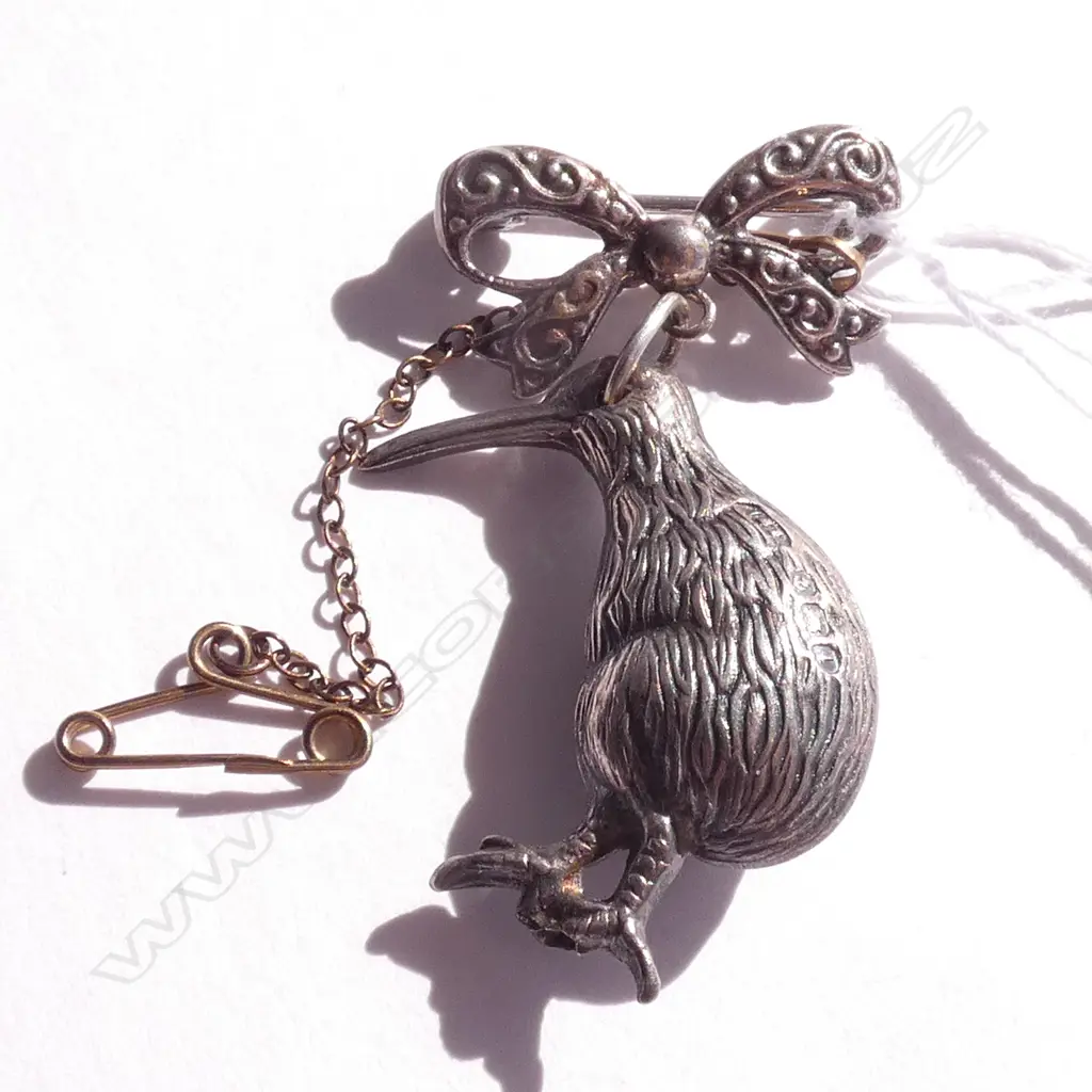 (19659) SILVER SUSPENDED KIWI & BOW BROOCH Image 1++