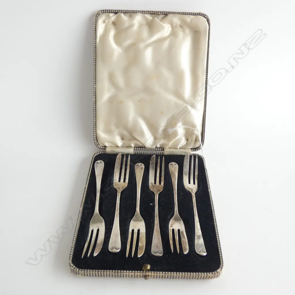 SET OF 6 BOXED CHESTER SILVER CAKE FORKS  Image 1++