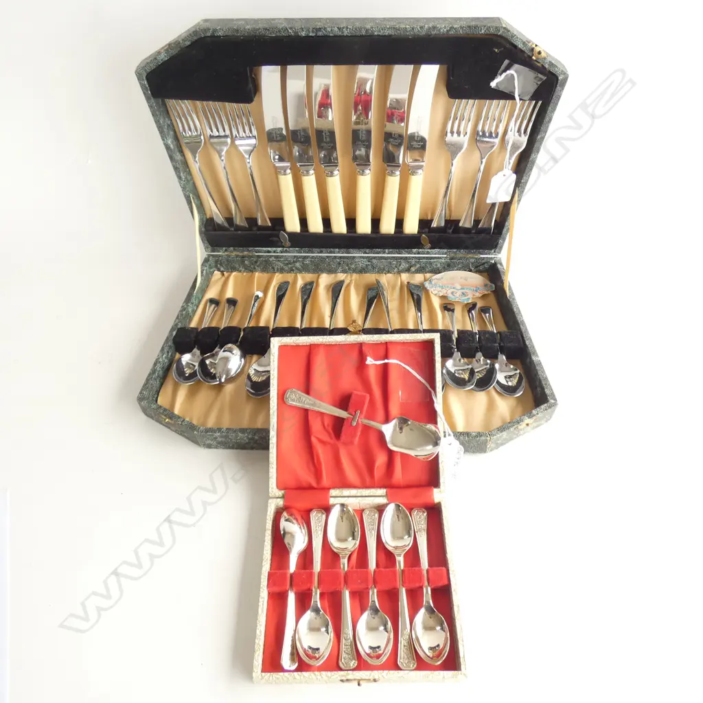 VINTAGE CASED CUTLERY SET & BOX TEASPOON SET Image 1++