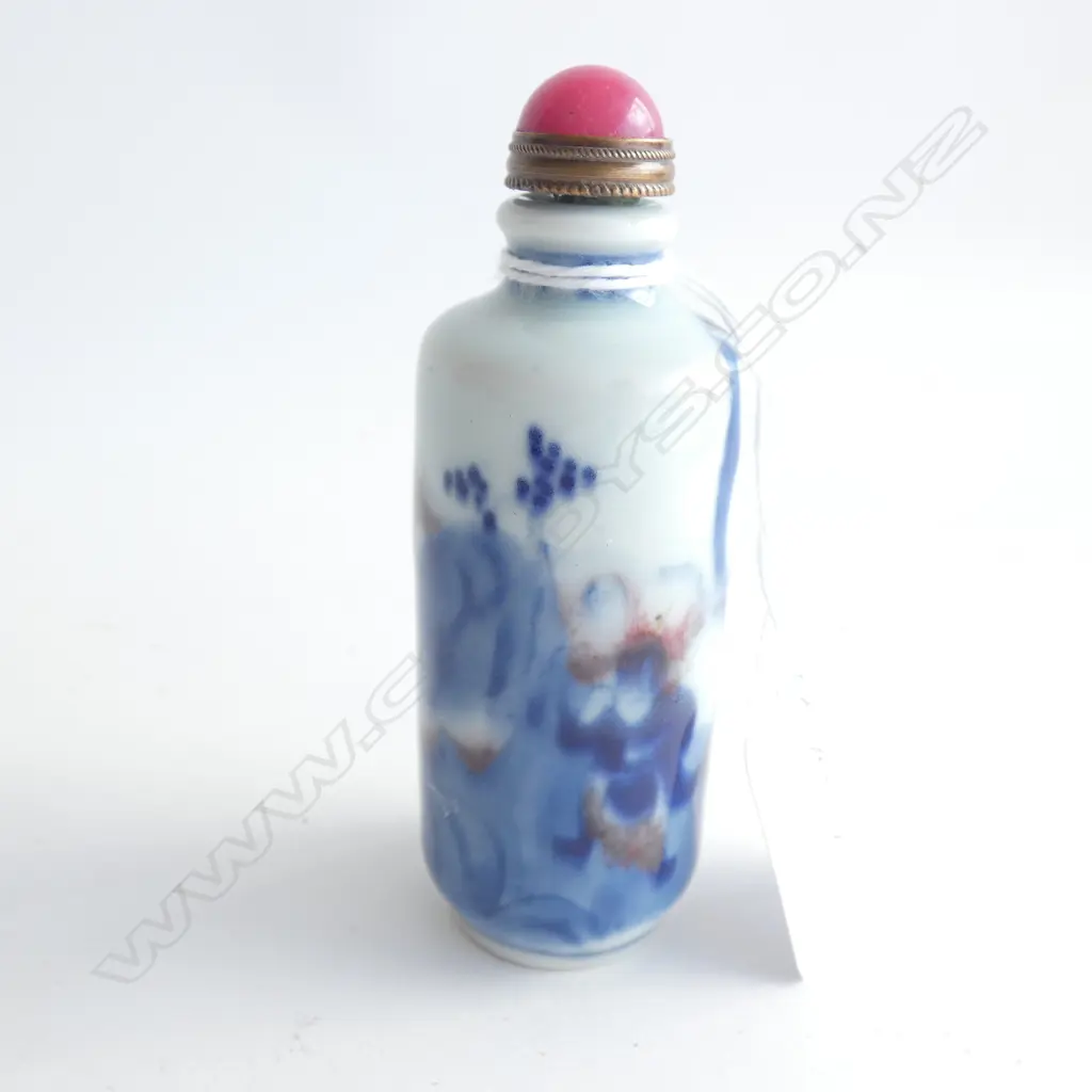 ORIENTAL B & W SNUFF BOTTLE RED JADE? STOPPER... Image 1++