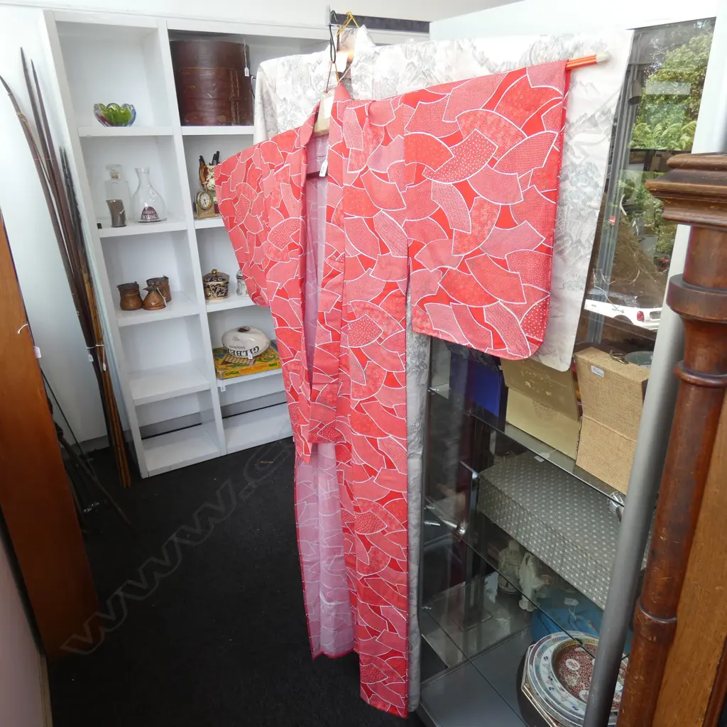 LONG RED & WHITE PATTERN SILK KIMONO - UNLINED - MINOR STAINS INSIDE  Image 1++