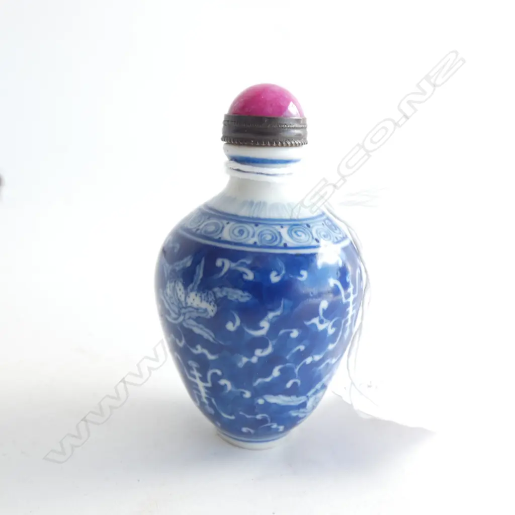 ORIENTAL B & W SNUFF BOTTLE RED JADE? STOPPER... Image 1++