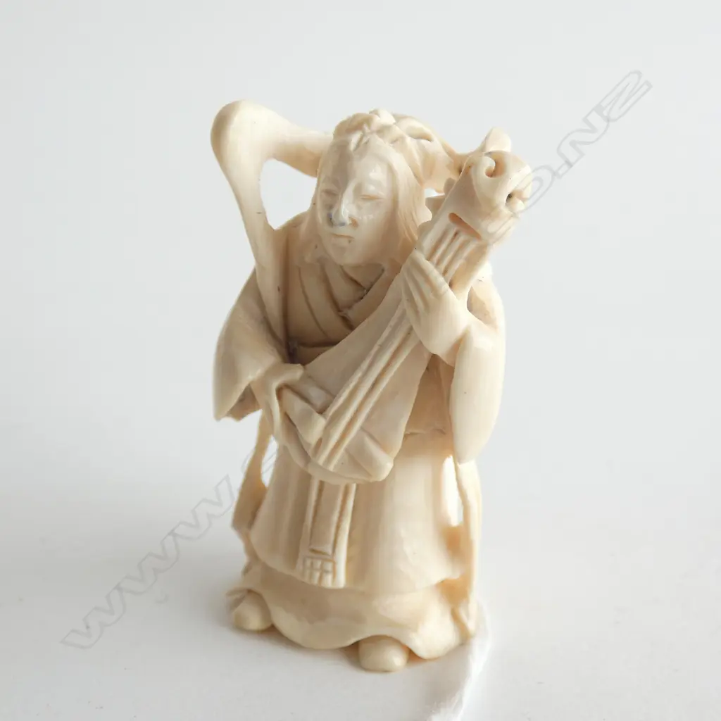 (19430) IVORY JAPANESE NETSUKE OF A MUSICIAN  Image 1++