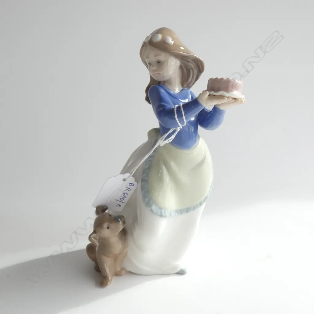 NAO GIRL w. CAKE & DOG H.180mm Image 1++