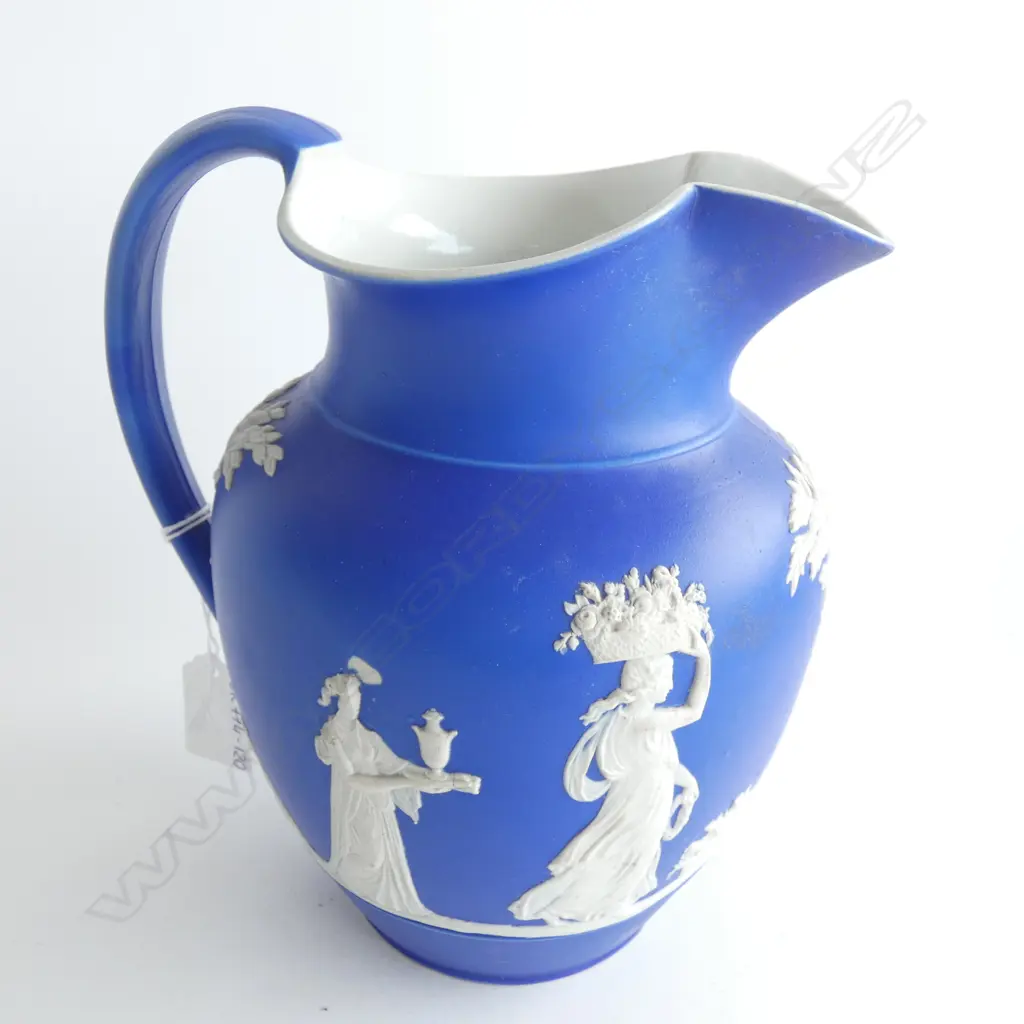 LG WEDGWOOD COBALT JASPERWARE JUG H. 210MM Image 1++