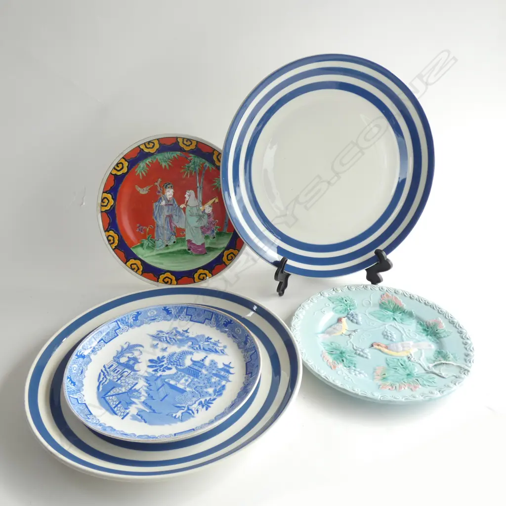 5 ASST PLATES; MAJOLICA; ROYAL WORCESTER ETC.. LARGEST DIA  320MM Image 1++