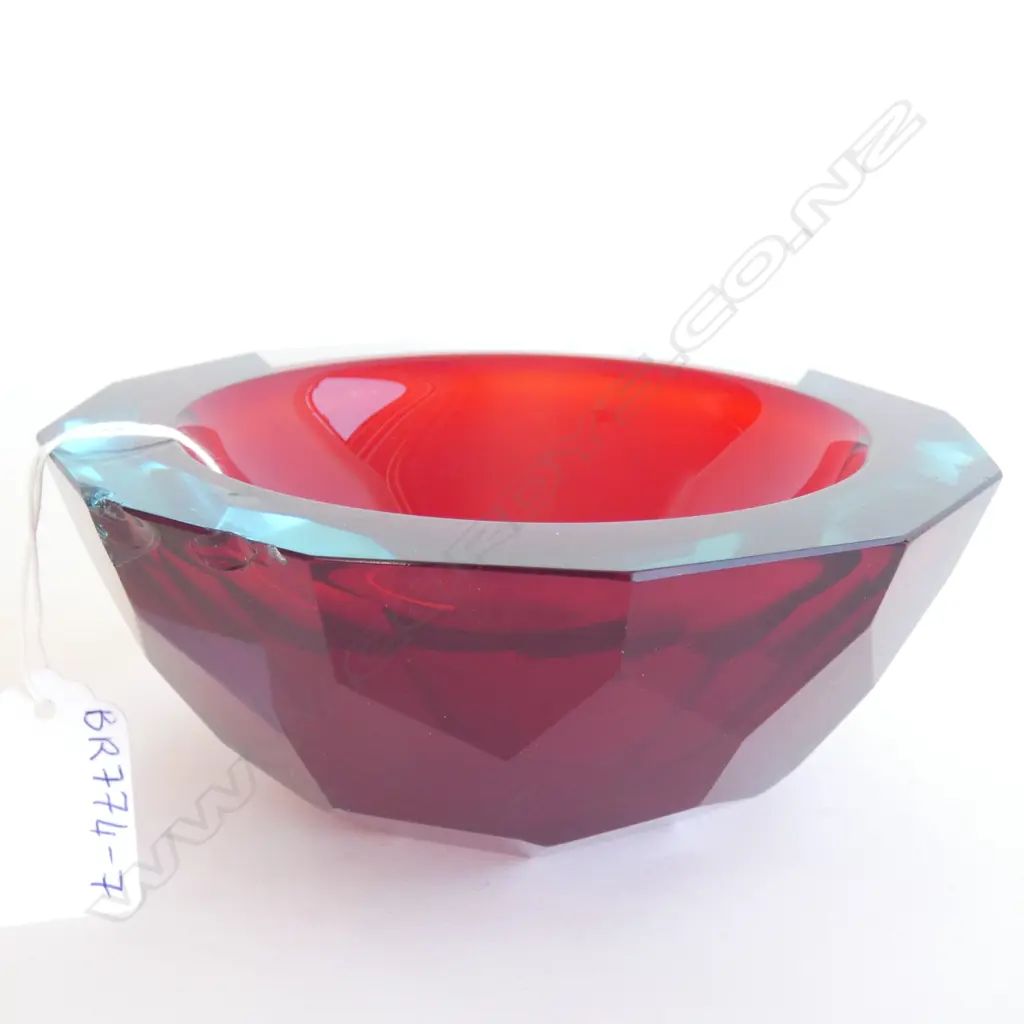 MURANO RED FACET CUT GLASS BOWL DIA  148MM SOME DAMAGE ONE SECTION OF TOP RIM Image 1++
