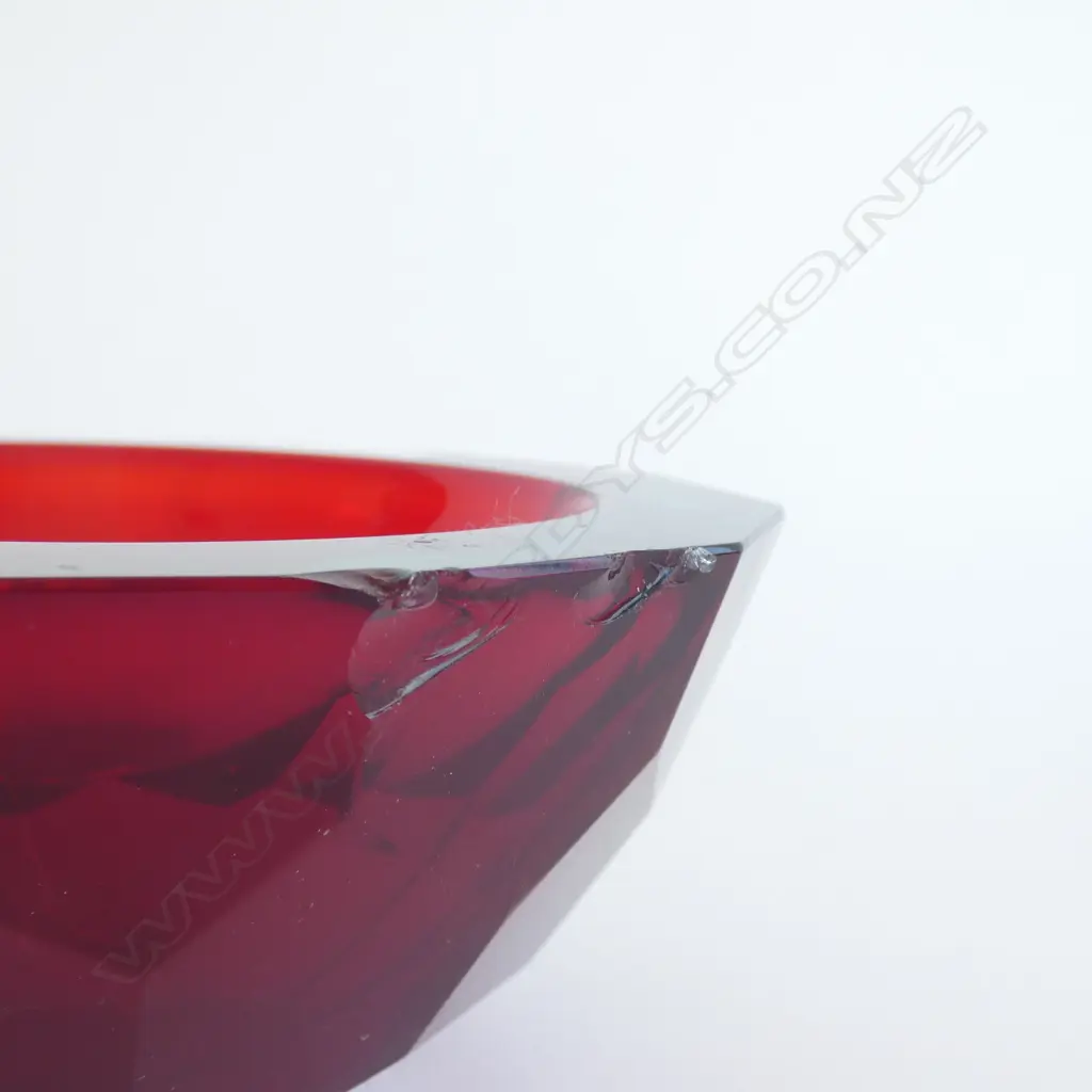 MURANO RED FACET CUT GLASS BOWL DIA  148MM SOME DAMAGE ONE SECTION OF TOP RIM Image 1++