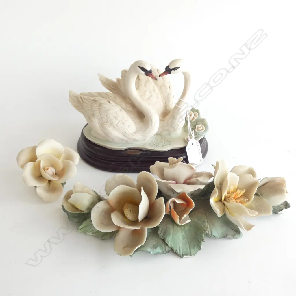 GIUSEPPE ARMANI SWANS FIGURINE & CAPODIMONTE FLOWERS X 2 Image 1++