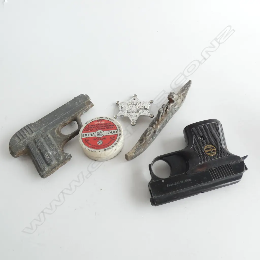 VINTAGE CAP GUN & LEAD TOY PISTOL + BOAT & BADGE  Image 1++