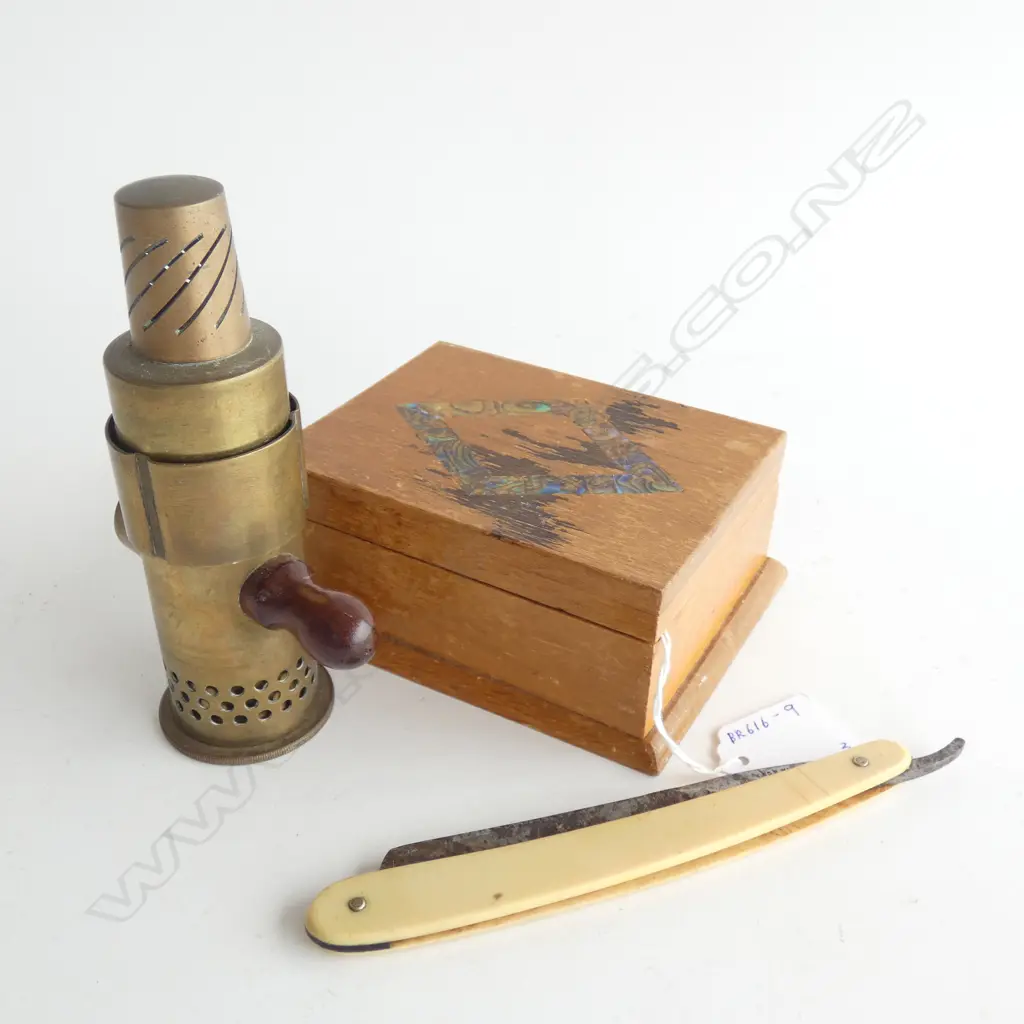 "ATAAHUA" NZ BOX, BRASS LAMP + CUT THROAT RAZOR  Image 1++