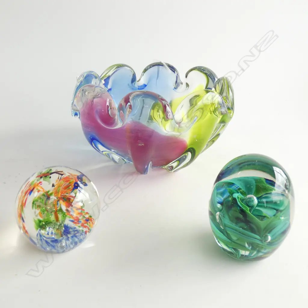 ART GLASS MULTI COLOURED BOWL (DIA 165MM)  & 2 PAPERWEIGHTS  Image 1++