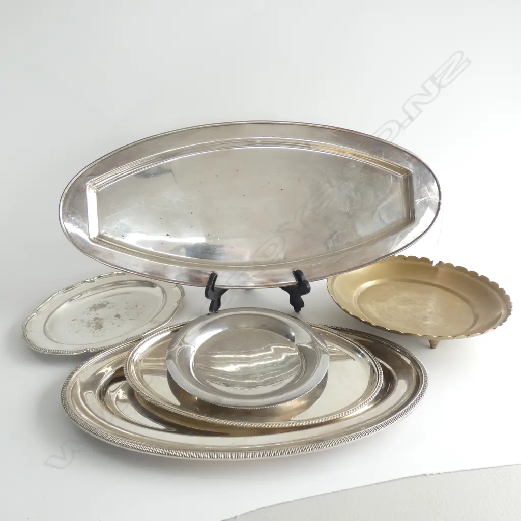 4 SILVER PLATE OVAL PLATTERS (LARGEST L. 555MM) / 1 PLATE & 1 BRASS PLATE  Image 1++