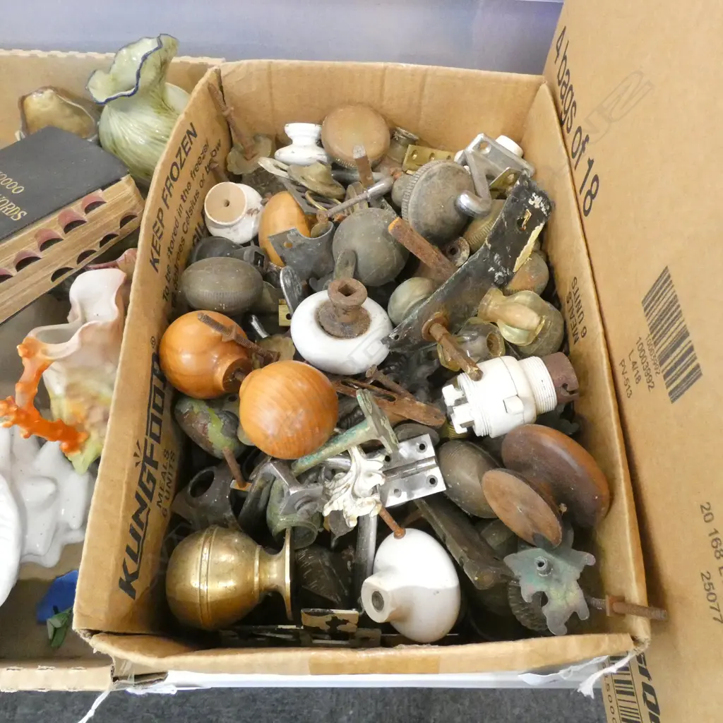 BOX LOT ASST. VINTAGE JOINERY; KNOBS, PULLS, HINGES ETC Image 1++