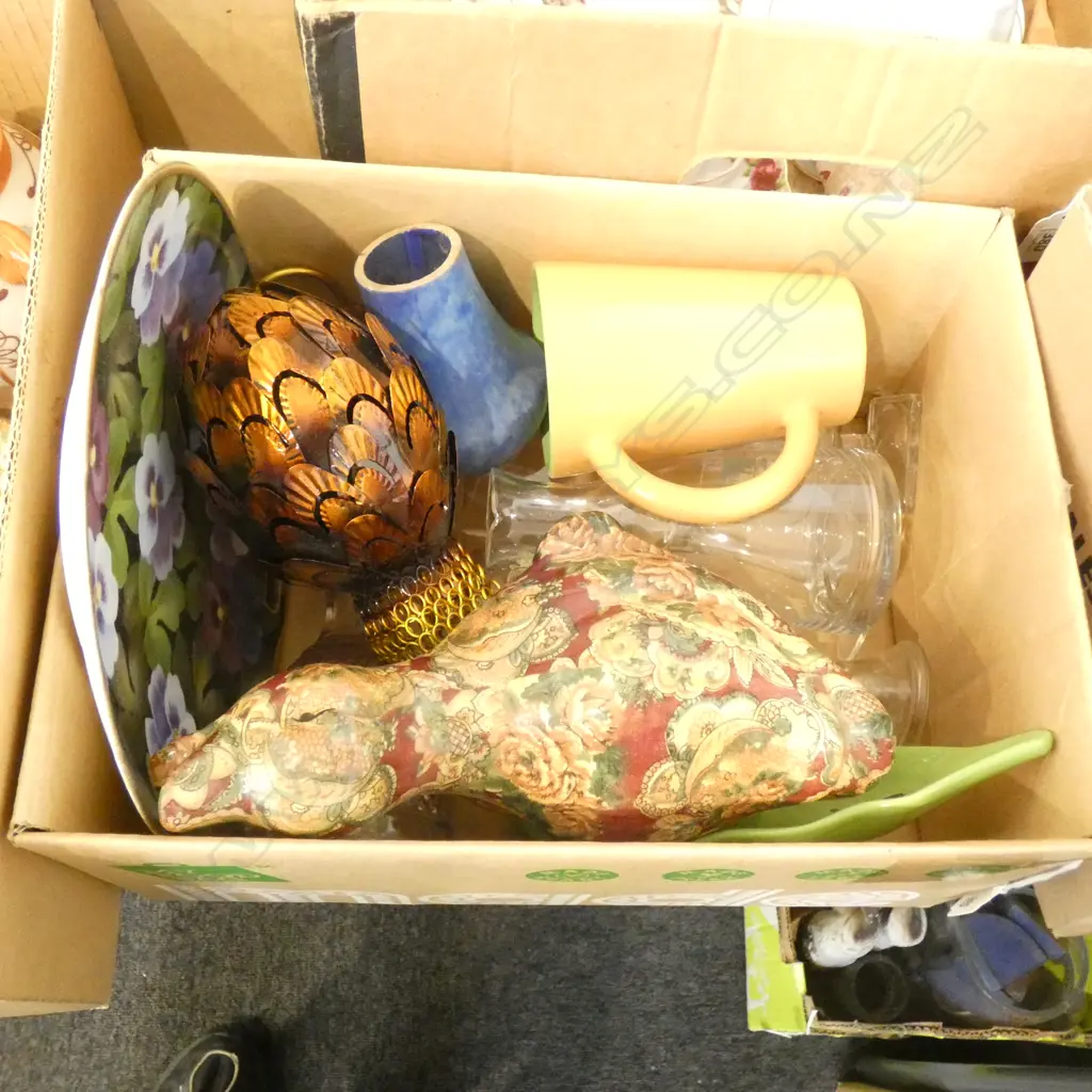 BOX LOT ASST. GLASS & CERAMICS Image 1++