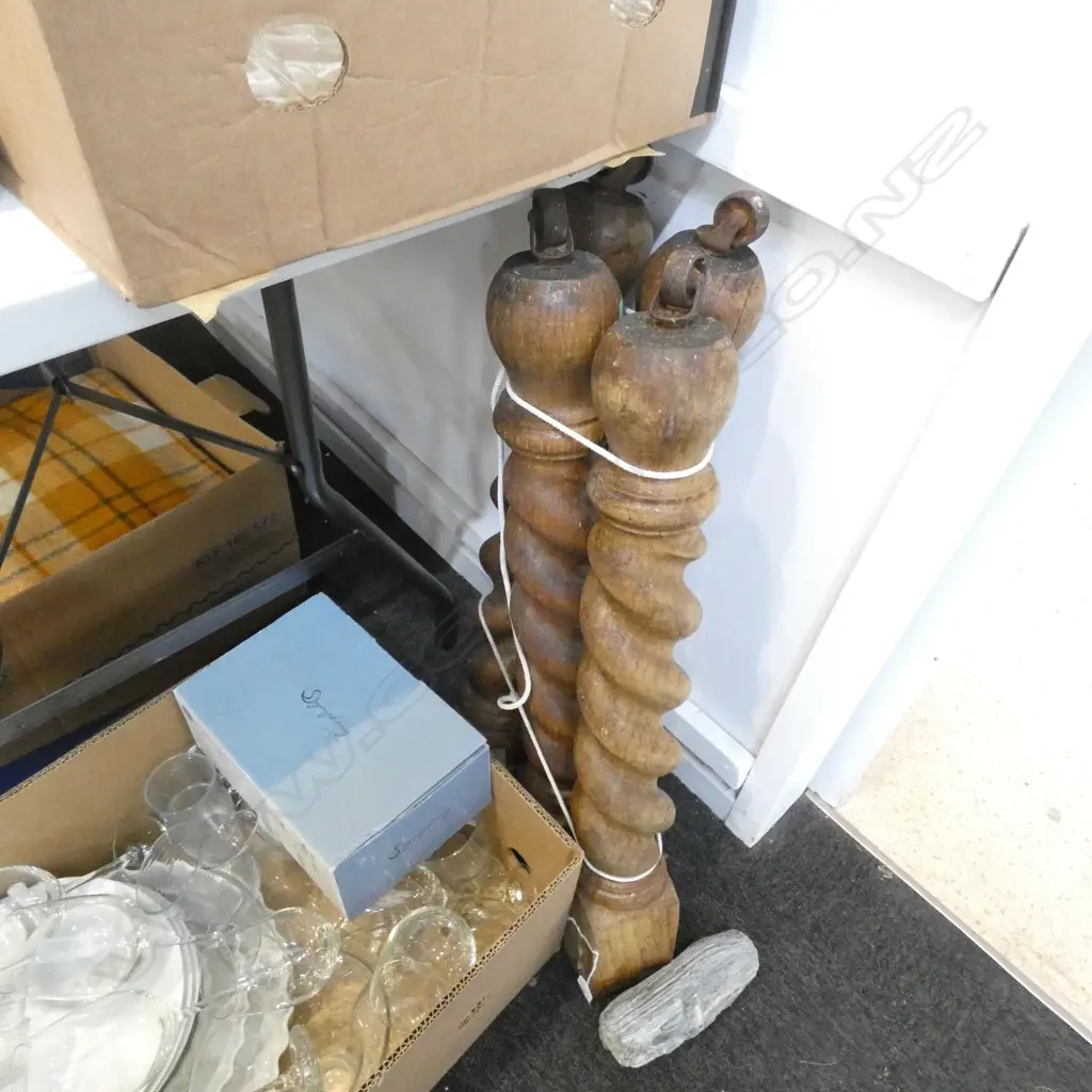 4 OAK BARLEY TWIST TABLE LEGS w. CASTORS H.710mm Image 1++