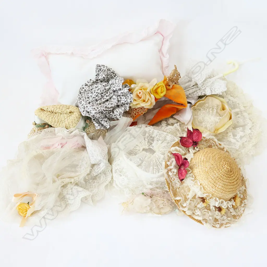 SM BOX 7 ASSORT. DOLLS HATS / PILLOW & 2 UMBRELLAS (1 X L. 255) Image 1++