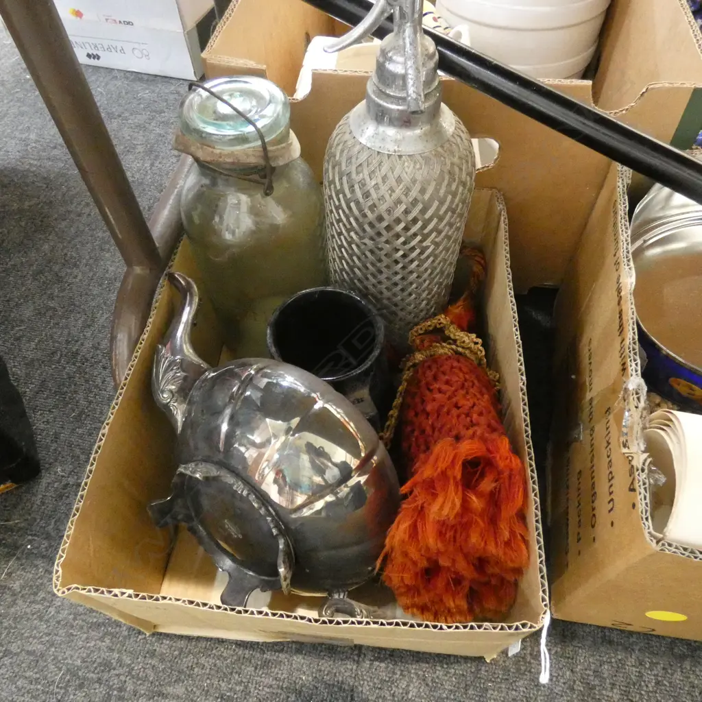 BOX LOT TEAPOT / TASSEL / SYPHON ETC Image 1++