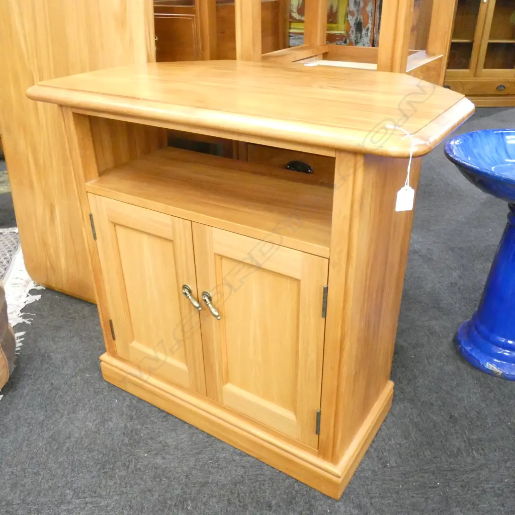 DAVIES FURNITURE SOLID RIMU TV UNIT... Image 1++