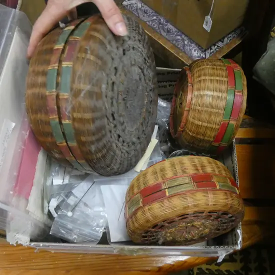 BOX LOT VINTAGE HAT PINS / LACE / GLASSWARE / CHINESE 1930S WOVEN SEWING BASKETS