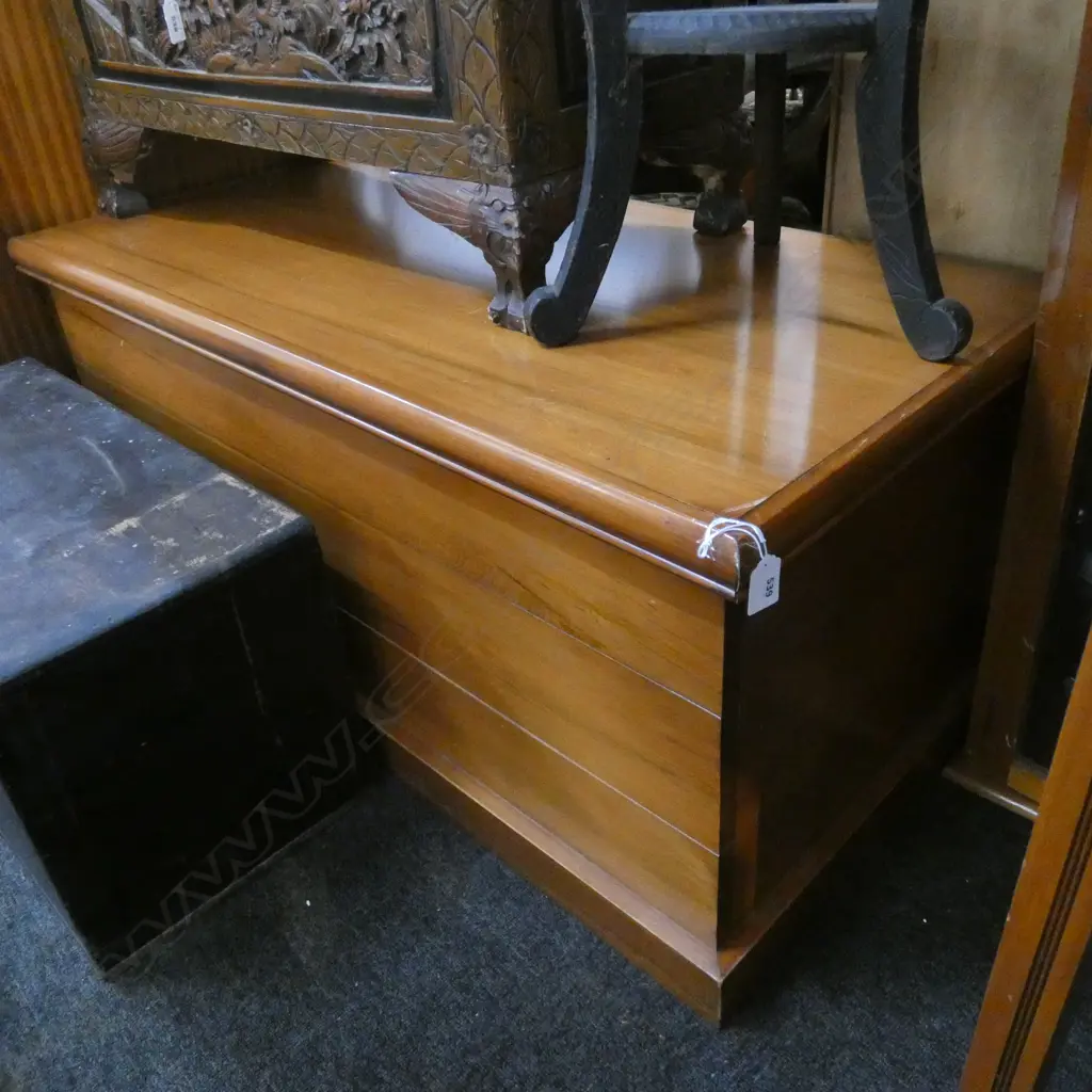 SOLID RIMU BLANKET BOX... Image 1++