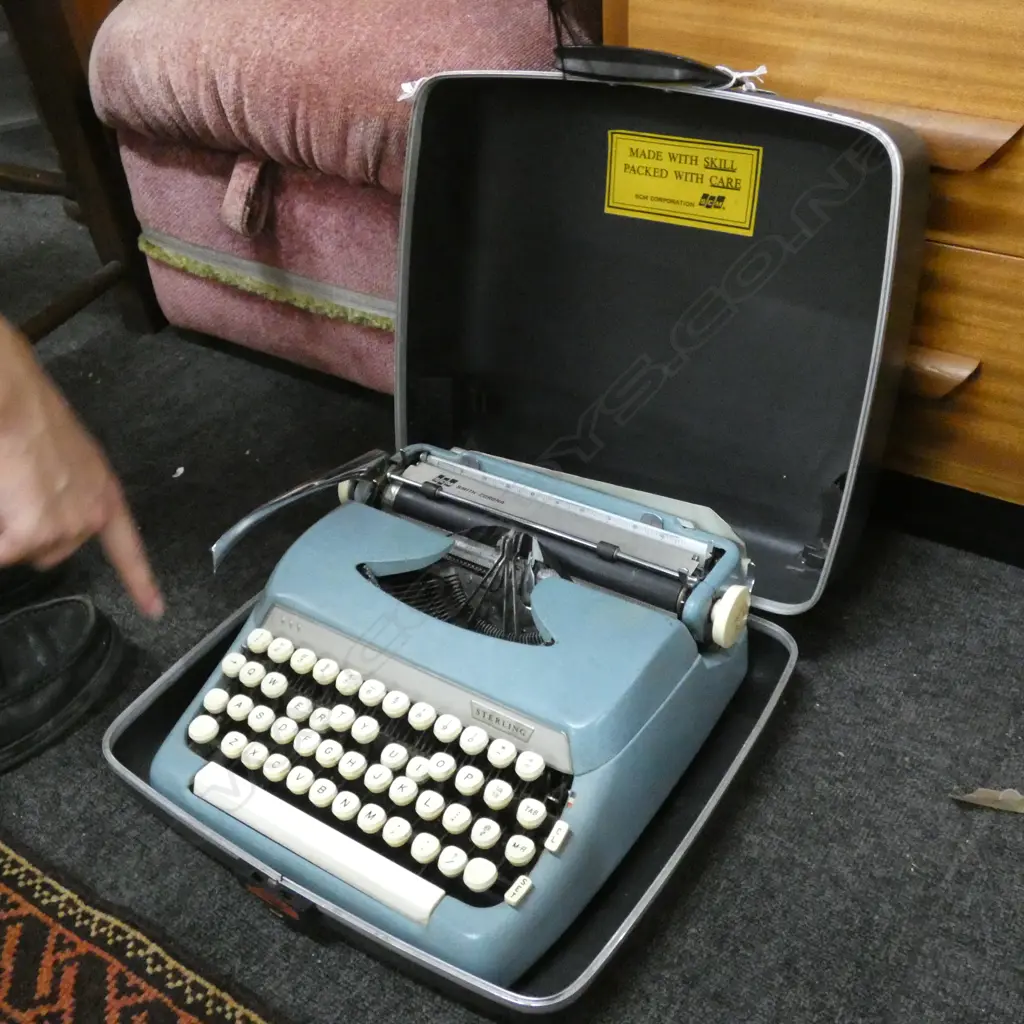 STERLING CORONA CASED TYPEWRITER  Image 1++