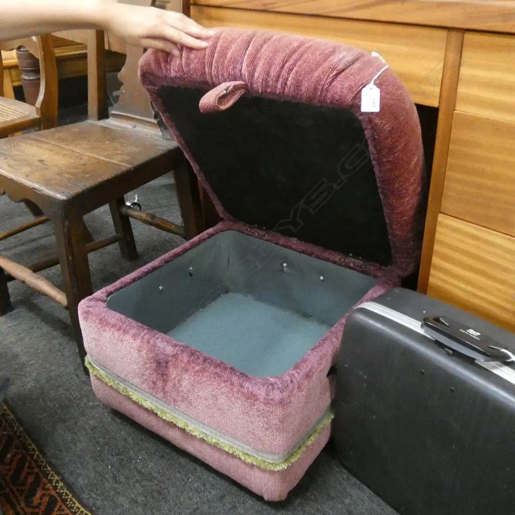 UPHOLSTERED FOOTSTOOL w. STORAGE  Image 1++