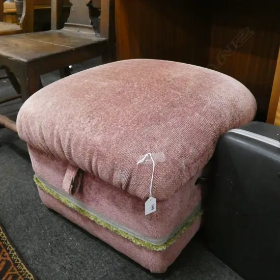 UPHOLSTERED FOOTSTOOL w. STORAGE 