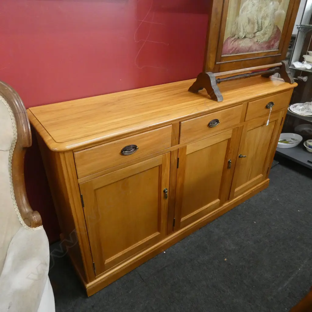 DAVIES FURNITURE 'HERITAGE RANGE' RIMU 3 DOOR BUFFET CABINET... Image 1++