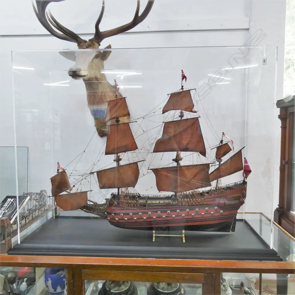 LGE MODEL ANTIQUE SHIP IN PERSPEX CASE 445X 285X 975mm Image 1++