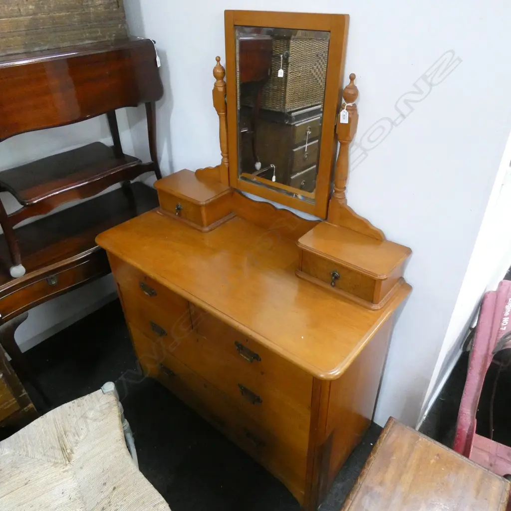 NZ COLONIAL KAURI MIRRORED DRESSING TABLE... Image 1++