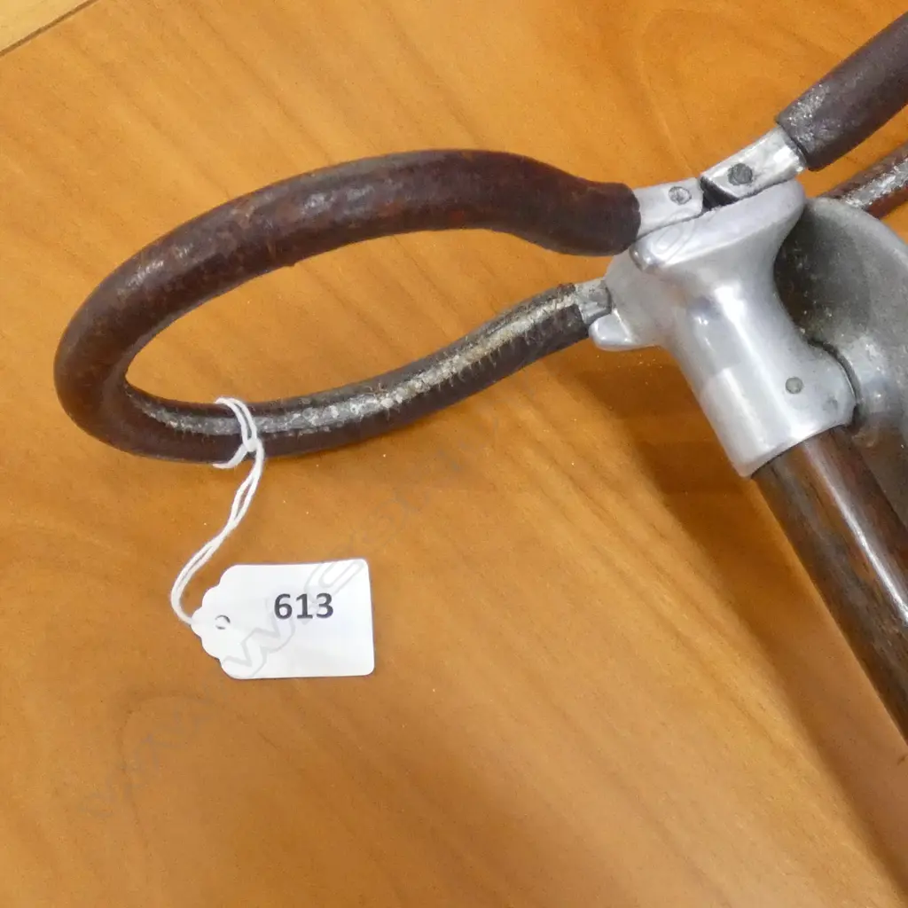 PORTABLE FOLDING SHOOTING STICK Image 1++