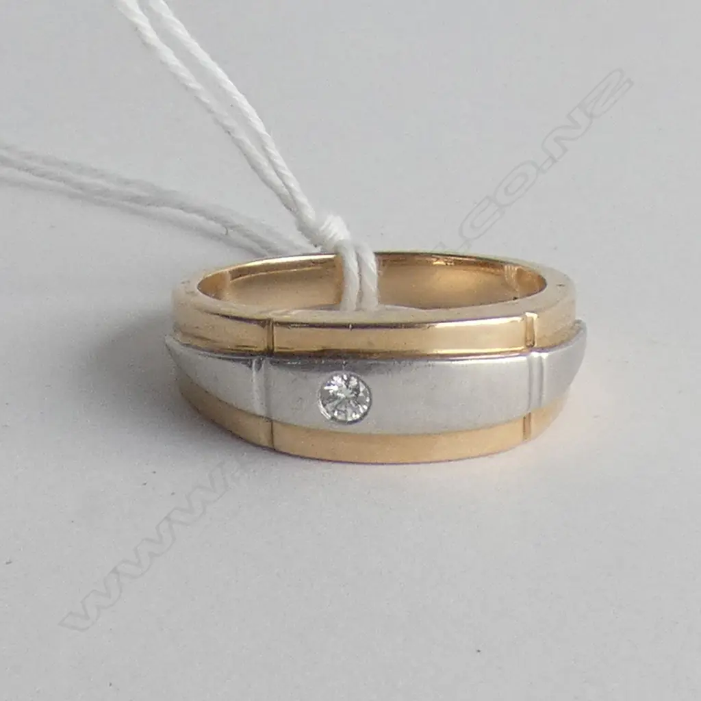 (20487) 9CT & DIAMOND WIDE BAND RING Image 1++