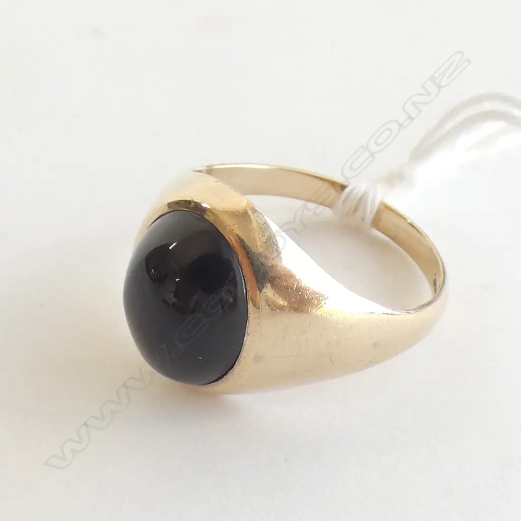 9ct onyx set dress ring, 3.2gm Image 1++