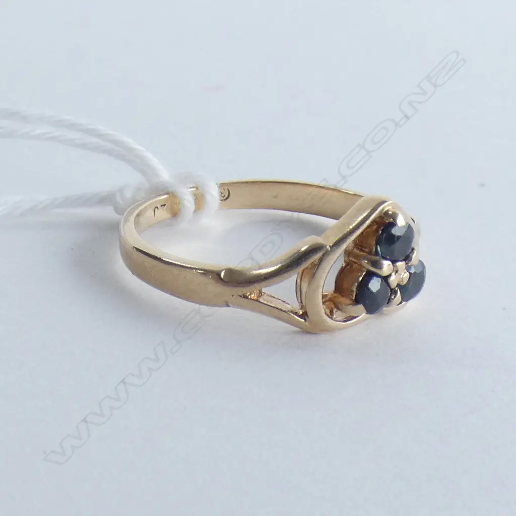 9CT GOLD 3 SAPPHIRE? RING HEART SHAPE TOP Image 1++