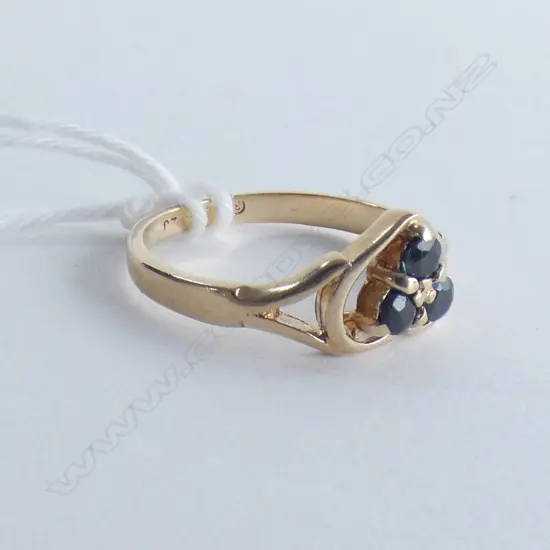 9CT GOLD 3 SAPPHIRE? RING HEART SHAPE TOP