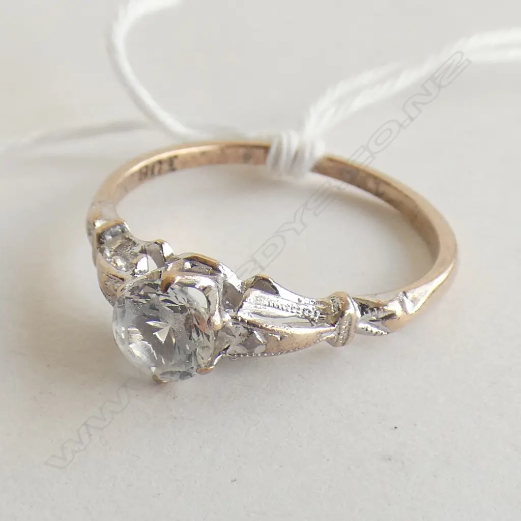9ct gold CZ ring, 1.6gm Image 1++