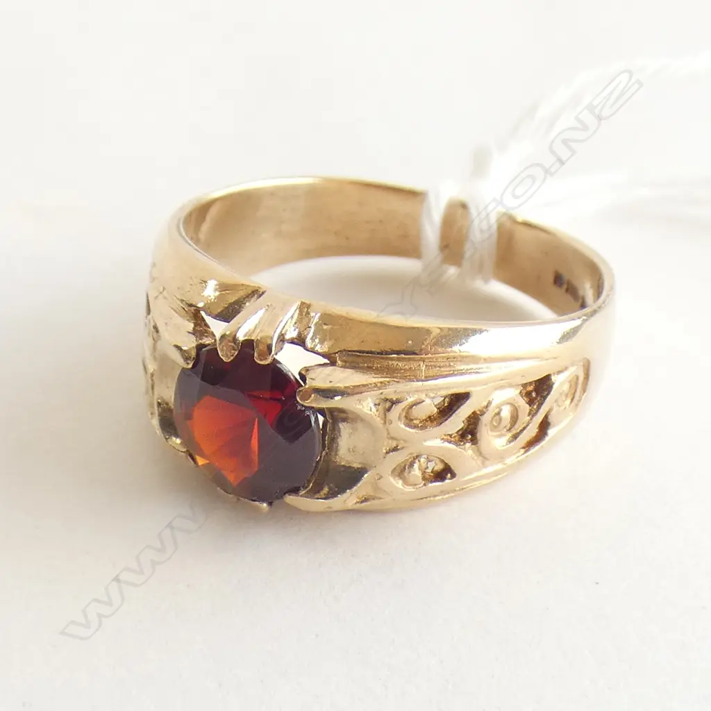 9ct yellow gold garnet set dress ring, 3.5gm Image 1++